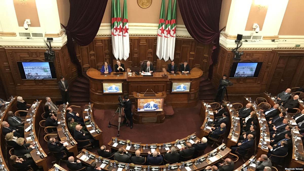 شاهد ما فعله هذا البرلماني الجزائري بالنواب الموالين لبوتفليقة
