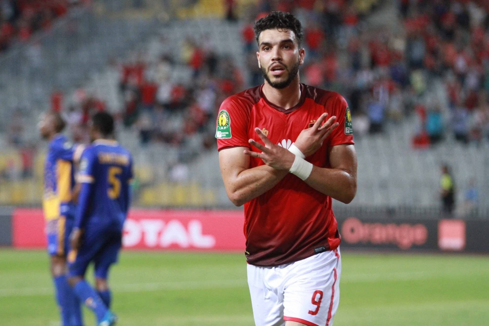 الأهلي يريد التمديد للمغربي أزارو لموسمين إضافيين