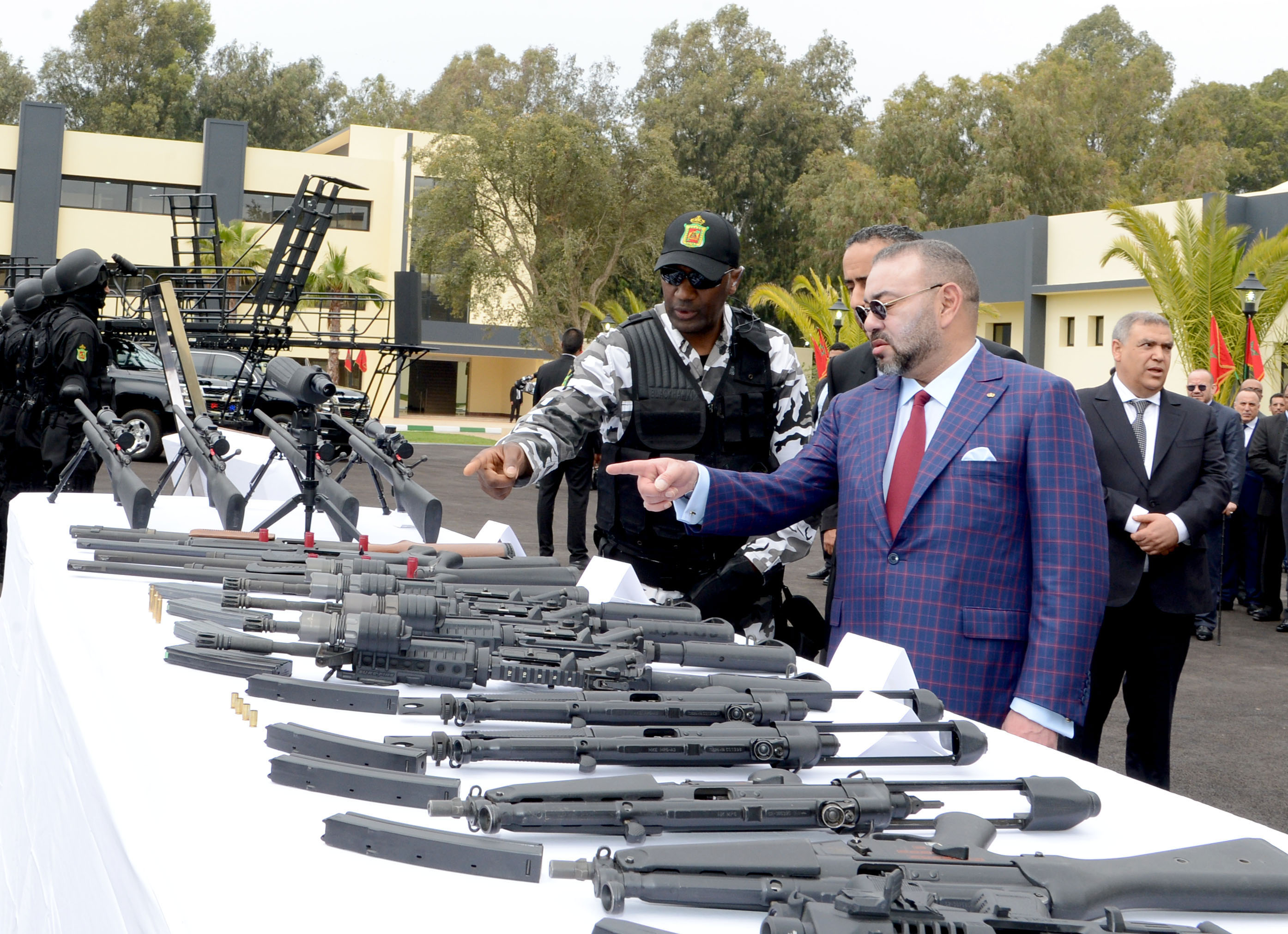 (google ) صاحب الجلالة الملك محمد السادس نصره الله في زيارة لمقر المديرية العامة لمراقبة التراب الوطني (24 أبريل 2018)