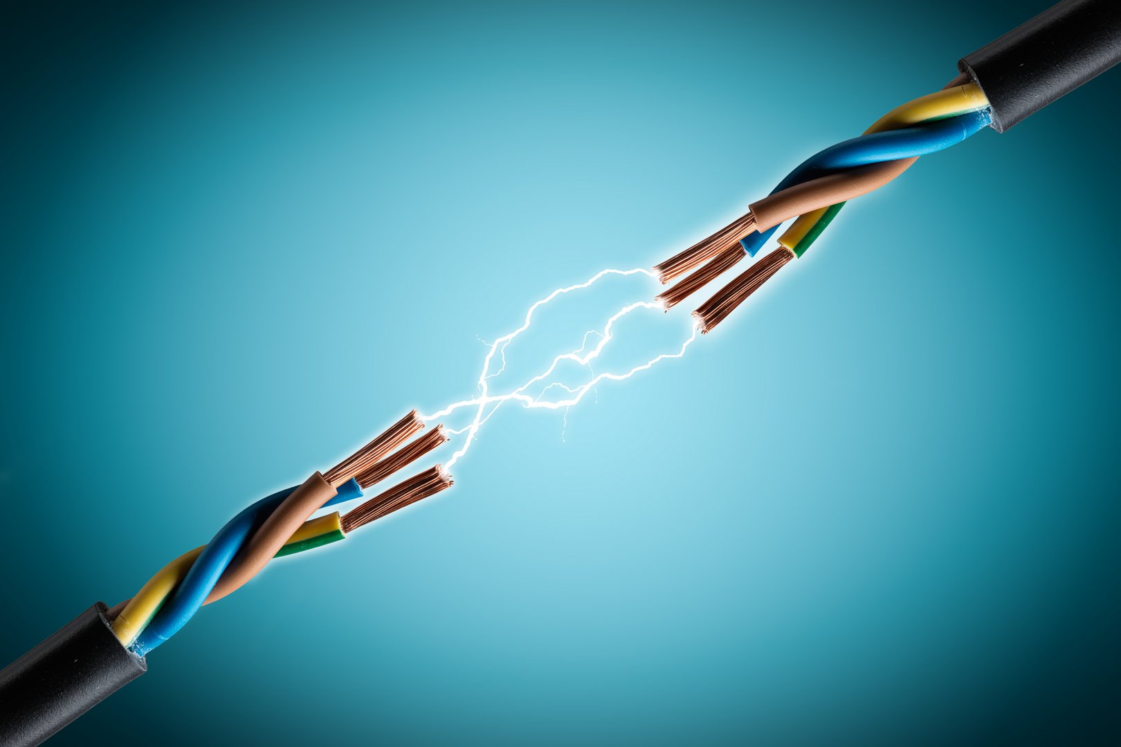 łuk elektryczny między przewodami