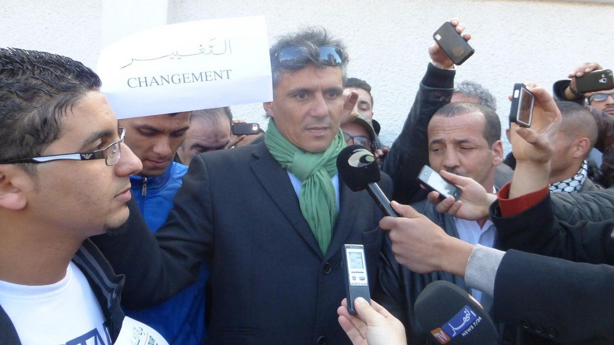 على طريقة “المافيا” .. شاهد لحظة اعتقال الشرطة الجزائرية لمنافس بوتفليقة رشيد نكاز
