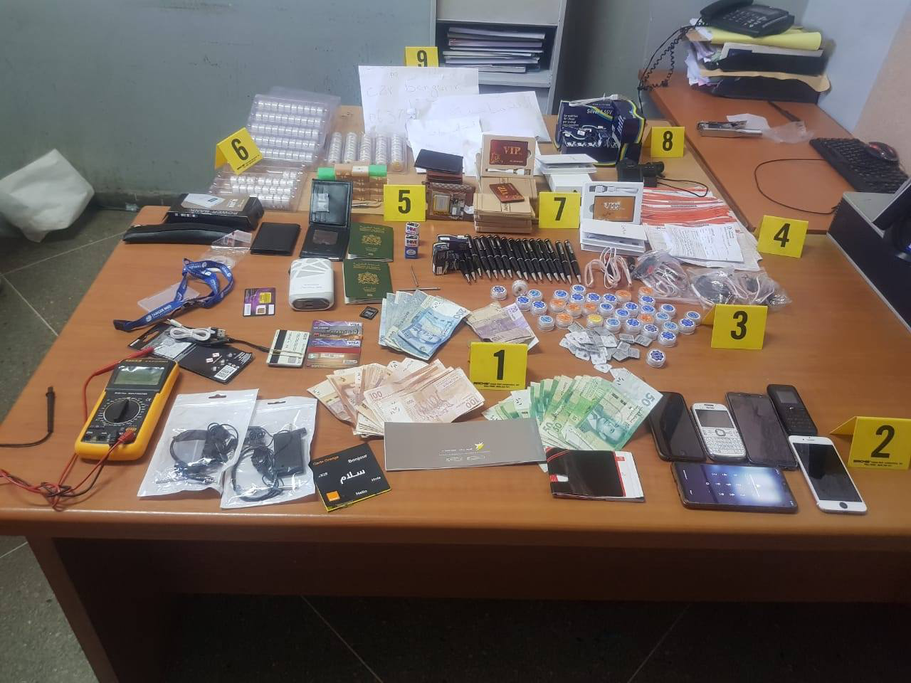 حجز مجموعة من الأجهزة المعلوماتية المستخدمة في الغش في الامتحانات بعد إيقاف 3 بابن جرير