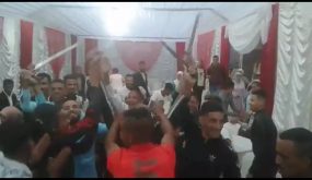 رقصة “المشرملين” بالسيوف في عرس تستنفر أمن القنيطرة. إيقاف مشتبه فيه وبحث مكثف عن باقي المتورطين في الواقعة (فيديو)