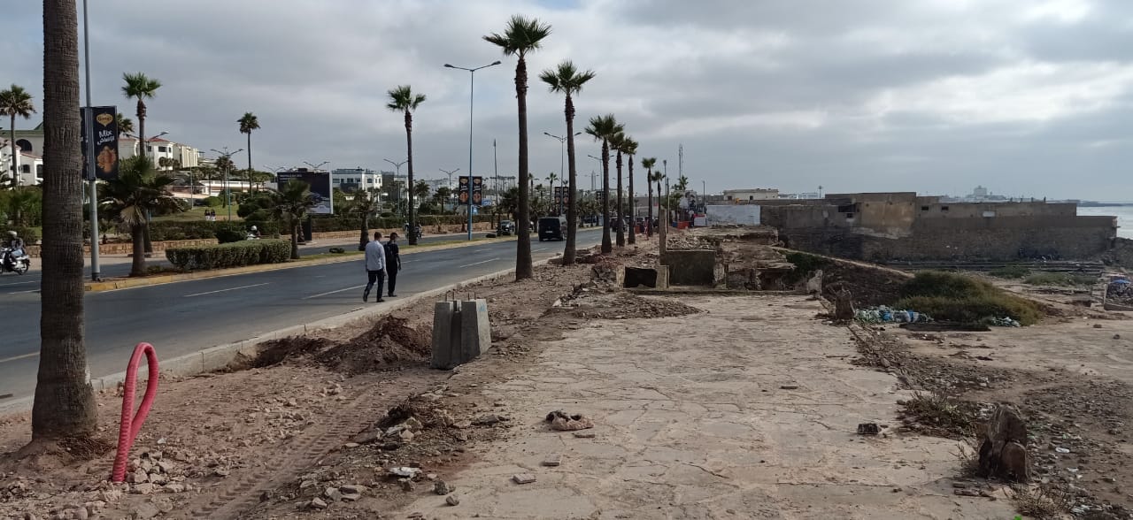 سلطات أنفا تحرك ” الطراكس “.. هدم جدار بشارع لاكورنيش حجب رؤية البحر عن البيضاويين لسنوات (فيديو)