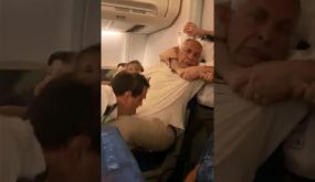 لحظات رعب على متن طائرة متوجة لباريس بسبب حقيبة مغربية (فيديو)