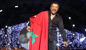 الجزائري الشاب خالد يهدي الأسود أغنية دعما لهم في “الكان” (فيديو)
