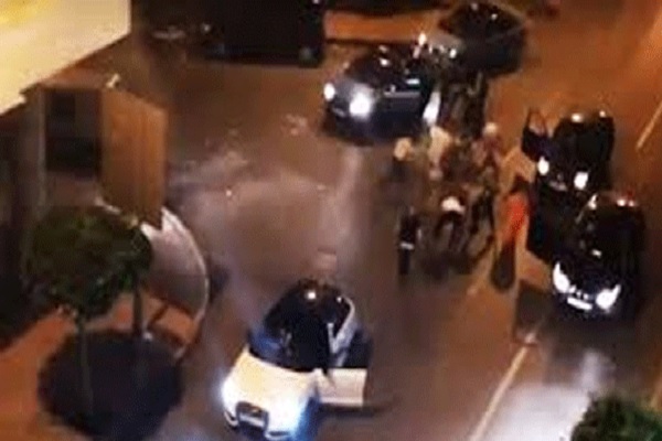 شريط يفضح انحطاط قيمنا أمام العالم. تسابق في طنجة على أموال متناثرة في الشارع متحصلة من عملية سرقة (فيديو)