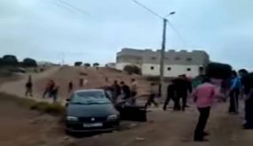 فيديو جديد يحدث ضجة في “الفيس”.. “أصحاب شرع اليد” يضربون من جدي برجم رجل وامرأة داخل سيارة بزايو (فيديو)