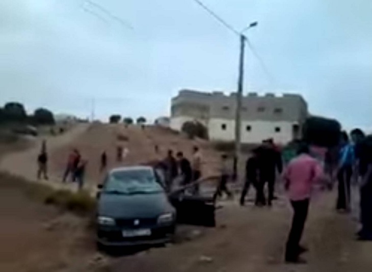 فيديو جديد يحدث ضجة في “الفيس”.. “أصحاب شرع اليد” يضربون من جدي برجم رجل وامرأة داخل سيارة بزايو (فيديو)