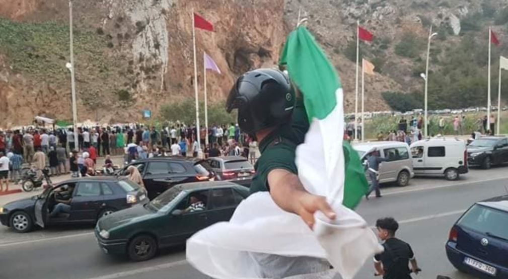الكرة تمهد لتفعيل مبادرة “اليد الممدودة” لجلالة الملك تجاه الجزائر.. دعوات لـ “احتفال مشترك” في حال تتويج ثعالب الصحراء بـ “الكان” وسلطات الشرق تتعامل معها بجدية (فيديو)