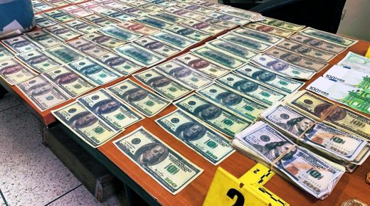 “الواتساب” يكشف نشاطا إجراميا لإفريقيتين حاولتا إغراق مراكش بدولارات مزورة (صور)