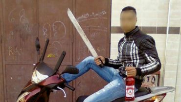 التباهي بالأسلحة يقود شخصا للاعتقال في بلقصيري