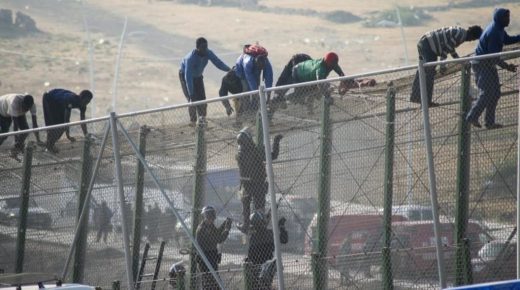 إحباط محاولة اقتحام جماعي لحوالي 400 مهاجر سري من دول إفريقيا جنوب الصحراء لسبتة المحتلة عبر مركز بليونش