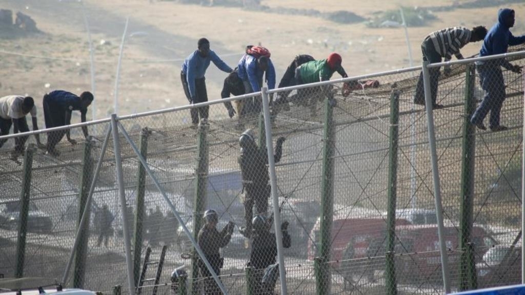 إحباط محاولة اقتحام جماعي لحوالي 400 مهاجر سري من دول إفريقيا جنوب الصحراء لسبتة المحتلة عبر مركز بليونش