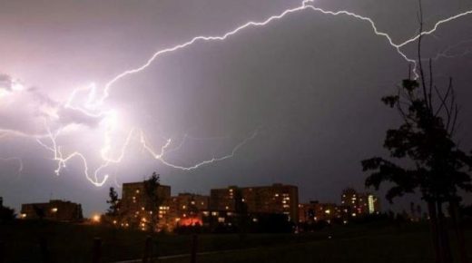 زخات رعدية قوية ورياح قوية ابتداء من اليوم بعدد من أقاليم المملكة