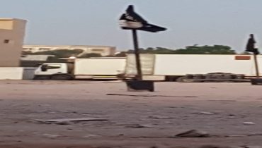 سينما .. رايات و ألبسة داعش بالقرب من ملحقة إدارية بالحي المحمدي (صور)