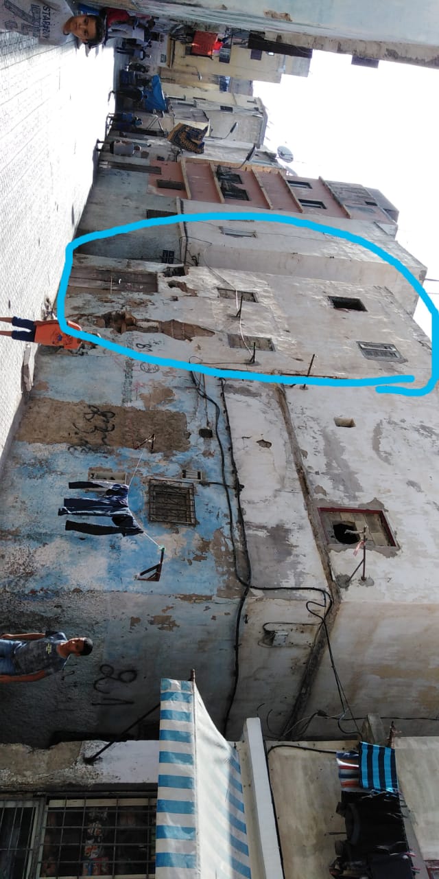 انهيار جزء من واجهة عمارة بالبيضاء.. سلطات آنفا تتخذ هذه الإجراءات لتفادي الأسوأ (صور)