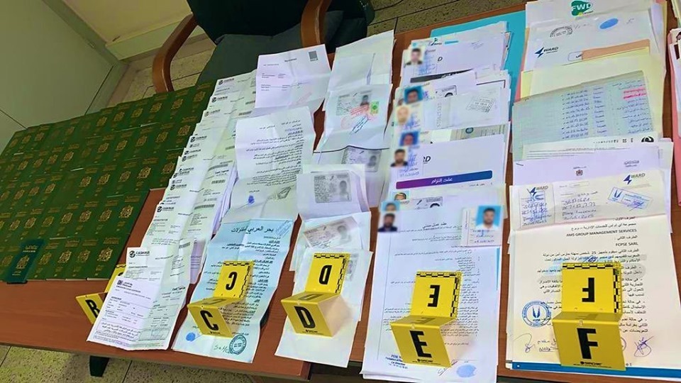 نصب على راغبين في العمل بالخليج في 180 ألف درهم. العثور على 58 جواز سفر بعد تفكيك شبكة بمراكش  