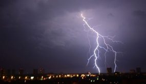 نشرة إنذارية من مستوى يقظة أحمر.. زخات وأمطار قوية، ورياح عاصفية بعدة مناطق بالمملكة