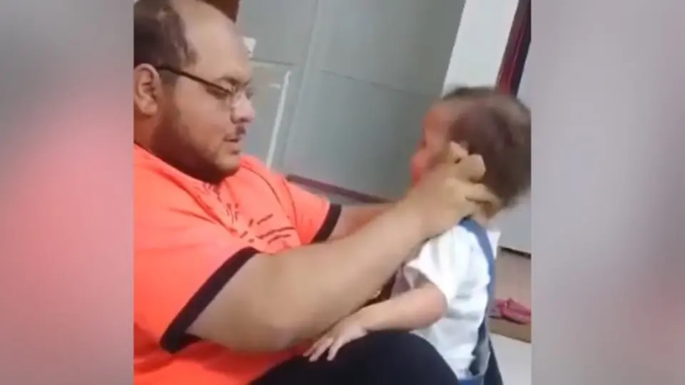 شرطة الرياض تعلن القبض على “معذب طفلته” (فيديو)