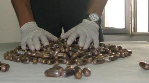 إيقاف 18 بطنجة حاولوا تهريب كمية مهمة من المخدرات عن طريق “ابتلاع كبسولات في معدتهم”