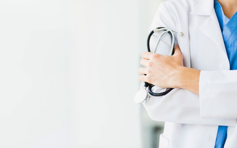 التحقيق مع فرنسي يشتبه في تورطه في ممارسة الطب بدون رخصة بمراكش (صورة)