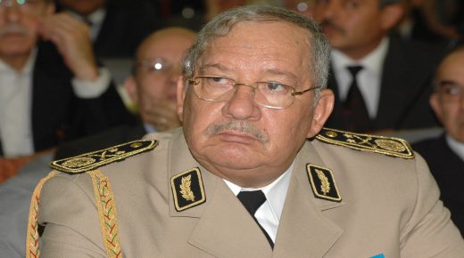 الجزائريون يهتفون مطالبين الجيش بالإبتعاد عن السياسة وتطهير النخبة الحاكمة ووضع حد للفساد
