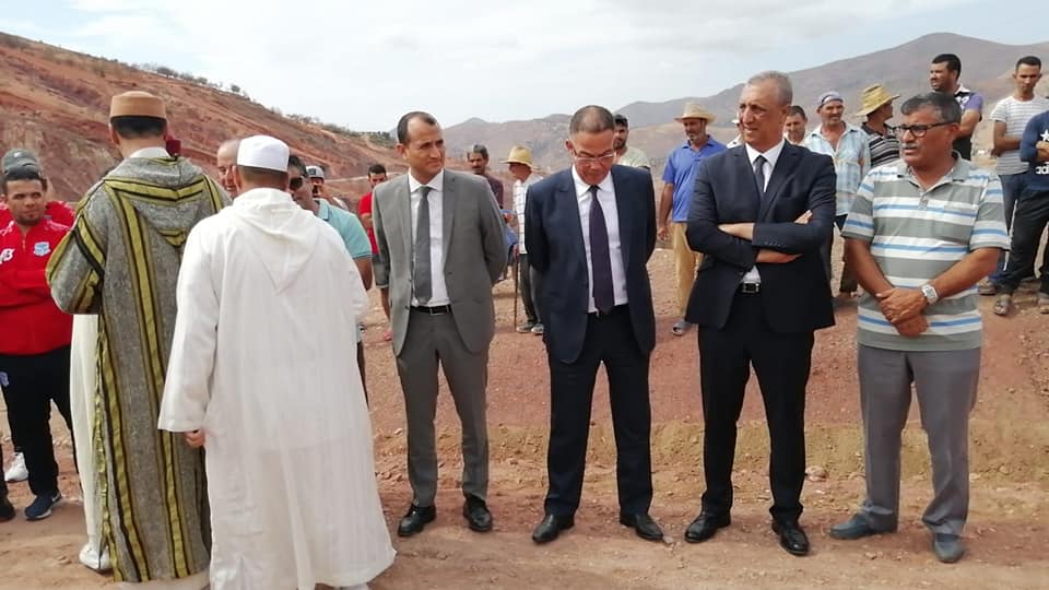 لقجع وعامل الحسيمة يحضران مراسيم تشييع جنازة والد اللاعب محمد احتارين (صور)