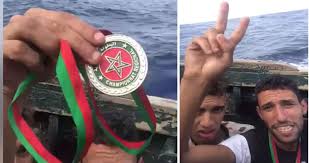 بطل مغربي يركب «قوارب الموت» ويرمي ميداليته في البحر