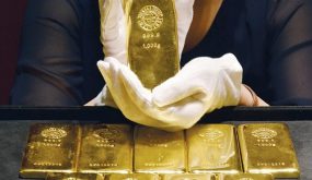 كشف 25 سبيكة ذهب مشكوك في مصدرها بأمتعة مسافر في العيون