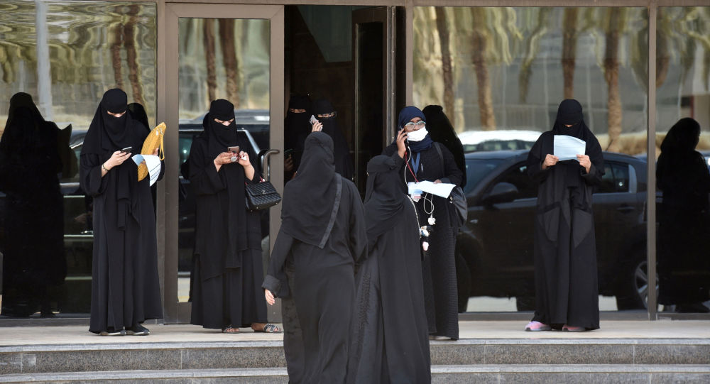 هذا ما حدث لسعودية رقصت بالنقاب في «موسم الرياض» (فيديو)