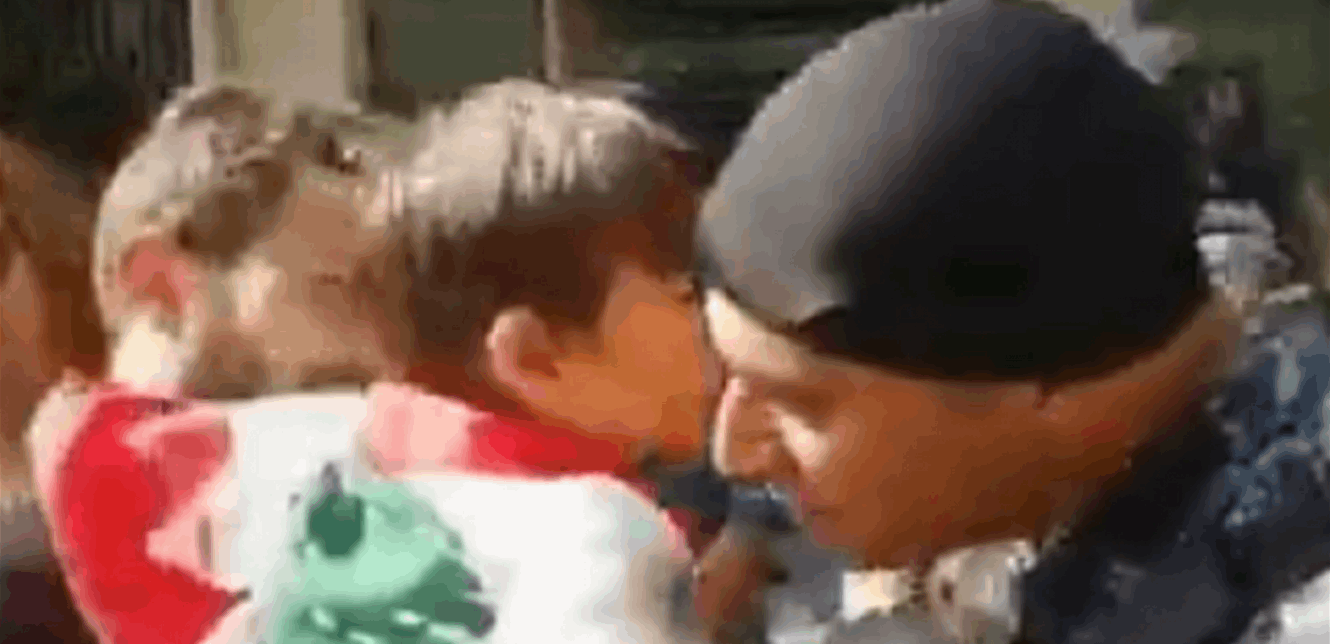 قبلة فتحت الطريق (فيديو)