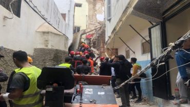 انتشال جثة من تحت أنقاض المنزل الذي انهار بالمدينة القديمة بطنجة