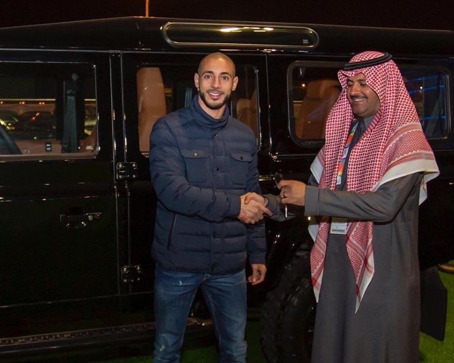 أمرابط يشتري مع رونالدينيو سيارة فارهة من معرض الرياض (صور)