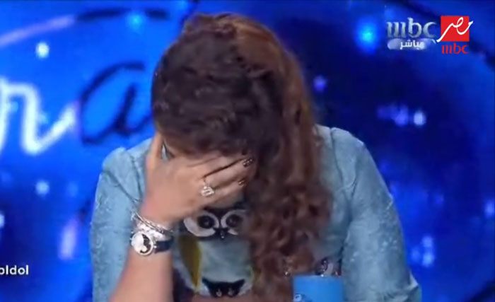 مغربية تبكي المطربة أحلام (فيديو)