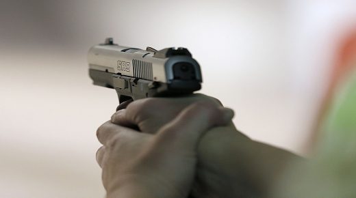 مقدم شرطة يشهر سلاحه لإيقاف شخصين كانا في حالة تخدير واندفاع قوية
