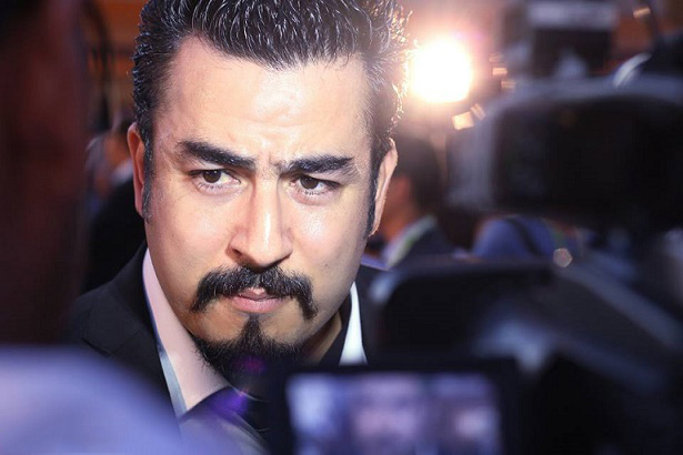 بعد 38 عاما من وفاته .. ممثل مغربي يعثر على قبر والده في الصحراء المغربية (فيديو)