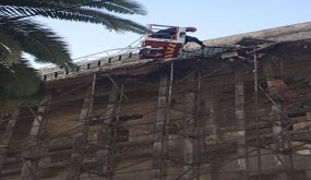 جهود جبارة تبذلها الوقاية المدنية لإزاحة الأجزاء المنهارة من فندق «لينكولن» بالبيضاء لتمكين «الطرامواي» من استئناف حركته