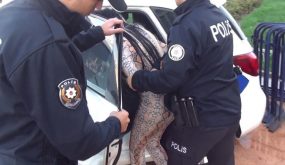 مغربية تقلب الأجواء في ميدان تقسيم بإسطنبول. هاجمت المارة بقنينة كحول مكسورة بعد إجبارها على ممارسة الدعارة (فيديو)