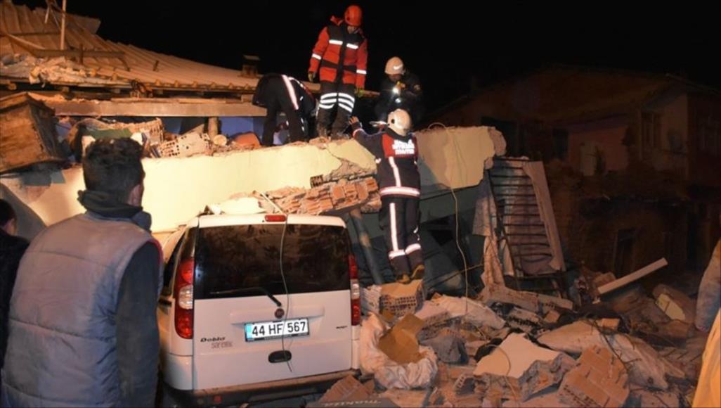 زلزال بقوة 6.8 درجات يضرب شرق تركيا و يقتل21 شخصا