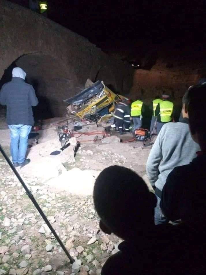 حادثة سير مروعة بأزيلال استخدام آلية” بوكلان” من أجل إخراج الجثت