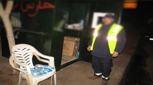 حارس ليلي بالقصر الكبير يمارس الجنس على مختل عقلي داخل كوخ