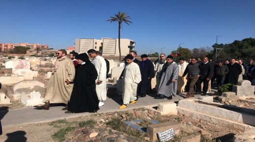 المستشار الملكي فؤاد عالي الهمة يحضر مراسيم تشييع جثمان إبن خاله بأحد مقابر مراكش (صور)