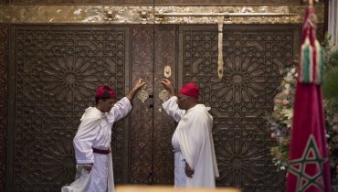 قصة حب بين خادمة القصر وعشيقها وراء سرقة 36 ساعة يدوية من القصر الملكي.. وأجانب متورطين في العملية
