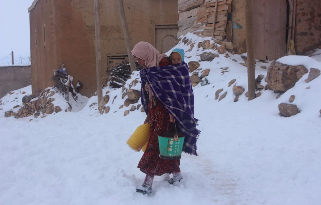 الداخلية توزع هواتف الأقمار الصناعية على الساكنة المهددة بالعزلة