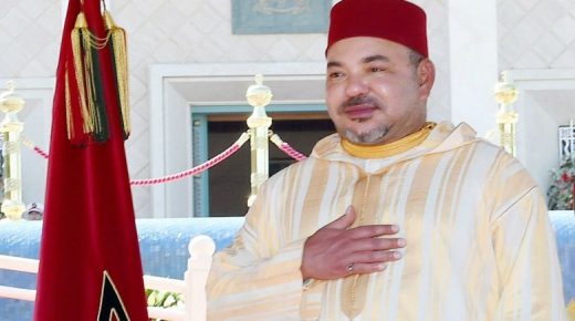 أمير المؤمنين حفظه الله يسلم جائزة محمد السادس للمتفوقين ببرنامج محاربة الأمية