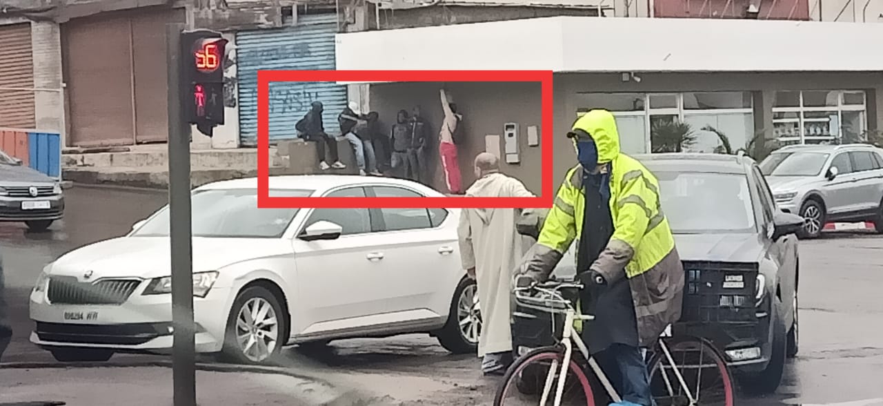 مجموعة من المتسولين الأفارقة جنوب الصحراء مجتمعين بأحد شوارع الدارالبيضاء (آش24)