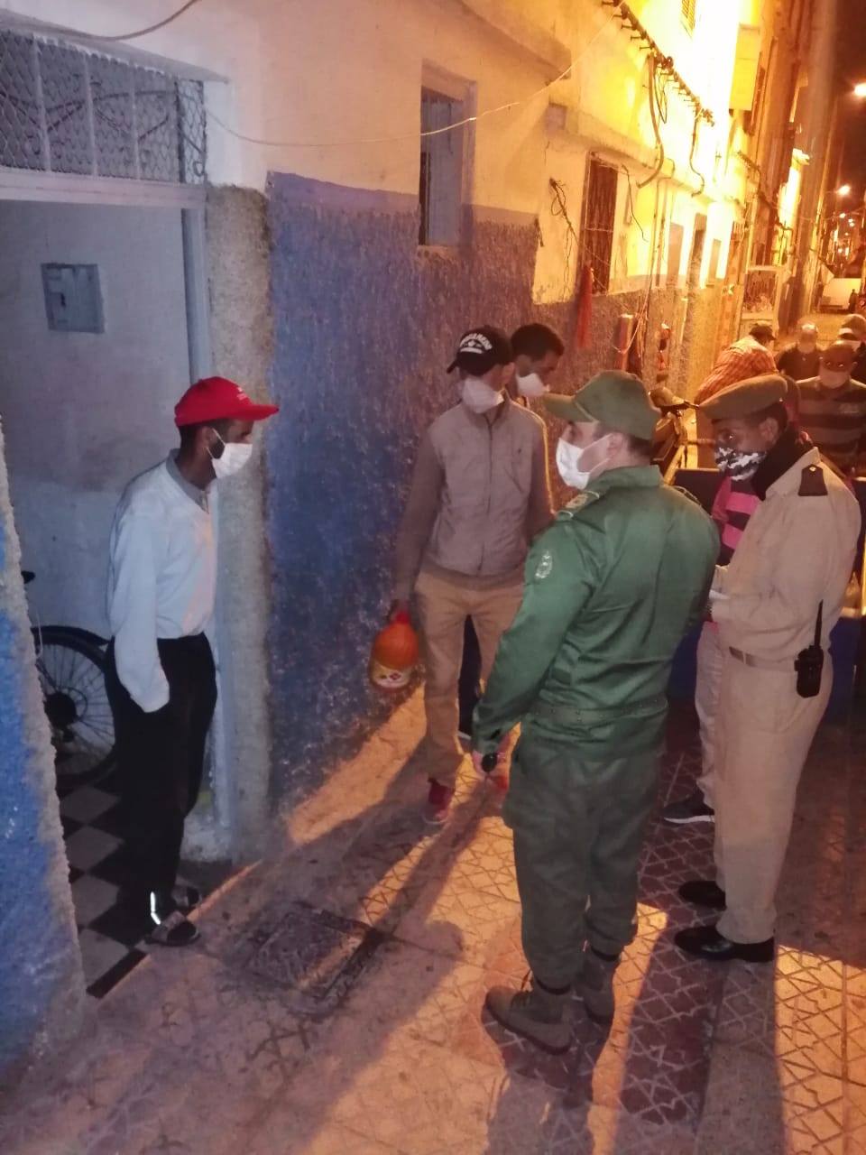 تدابير مشددة بالسور الجديد بالبيضاء للسيطرة على «كورونا» ومبادرات تحسيسية واجتماعية مع قرب العيد للتخفيف من وقع «الحجر الصحي» على ساكنة المنطقة (صور)