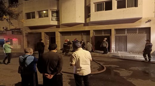 أدخنة حريق بمستودع بالدارالبيضاء تدفع السكان إلى النزول للشارع خشية الاختناق ( فيديو)