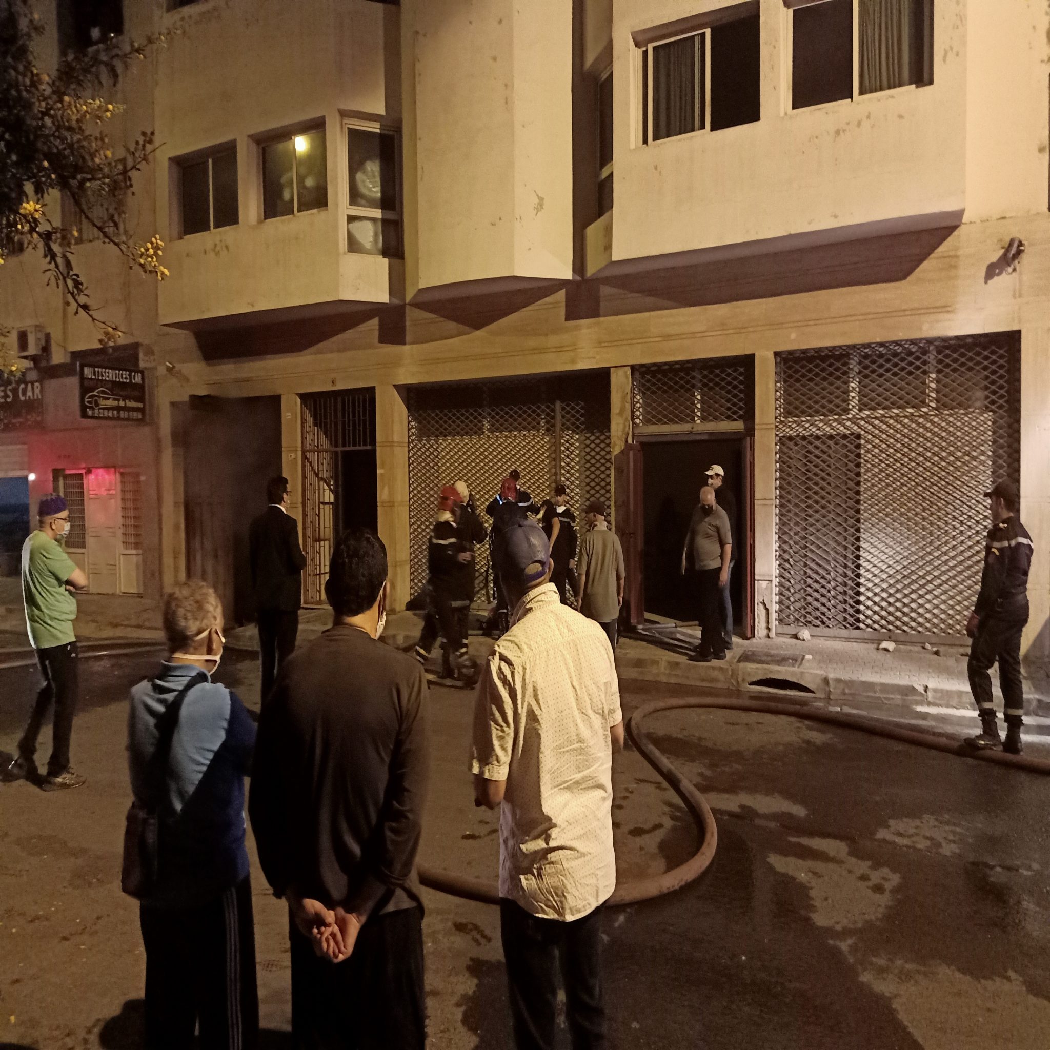 أدخنة حريق بمستودع بالدارالبيضاء تدفع السكان إلى النزول للشارع خشية الاختناق ( فيديو)